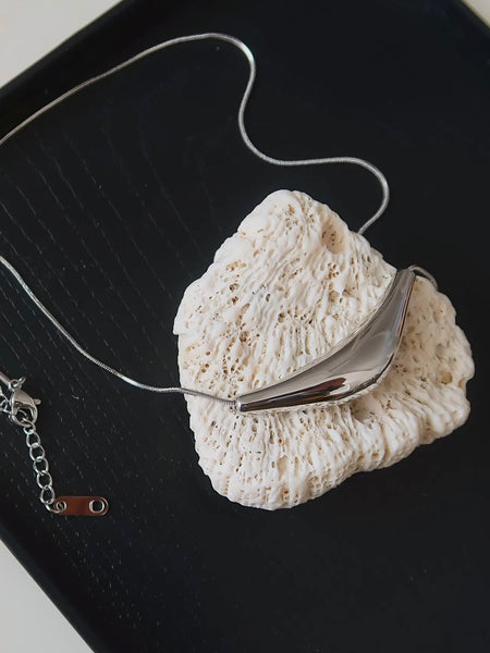 Cendre Curve Necklace in Silver