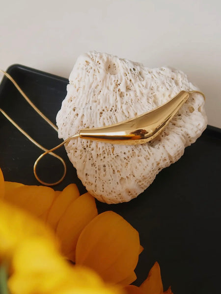 Cendre Curve Necklace in Gold