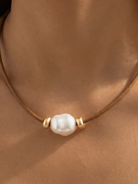 A Lady With Edge Necklace in Brown