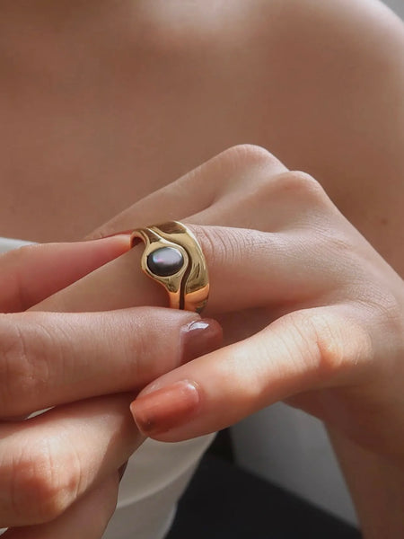 Alouette Stone Wave Ring in Black