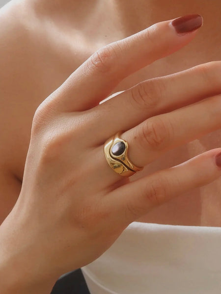 Alouette Stone Wave Ring in Black