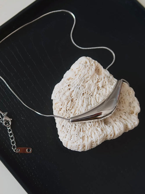 Cendre Curve Necklace in Silver