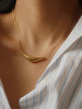 Cendre Curve Necklace in Gold