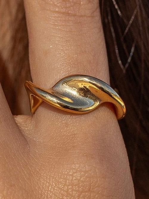 En Pointe Ring