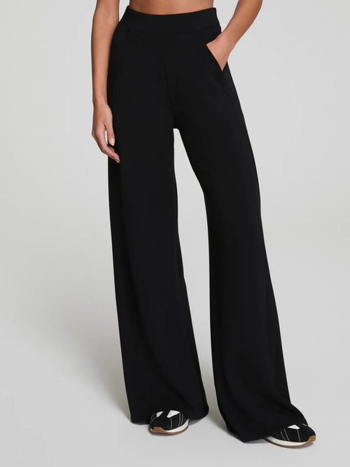 AirEssentials Wide Leg Track Pant in Very Black