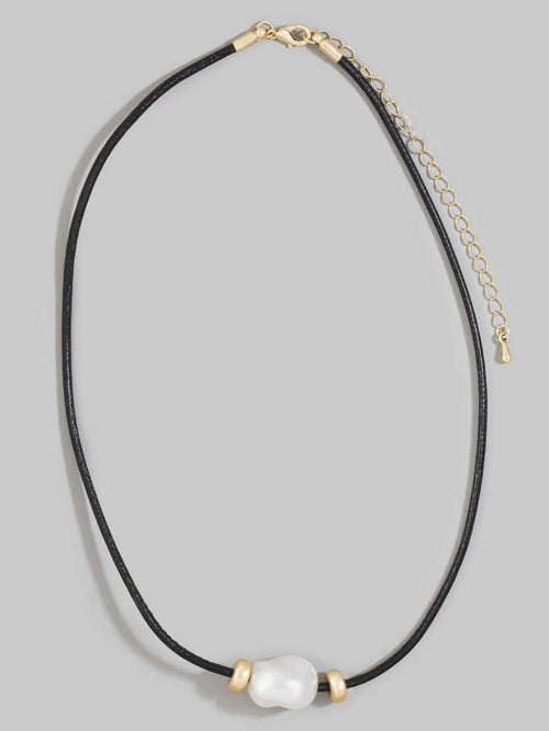 A Lady With Edge Necklace in Black