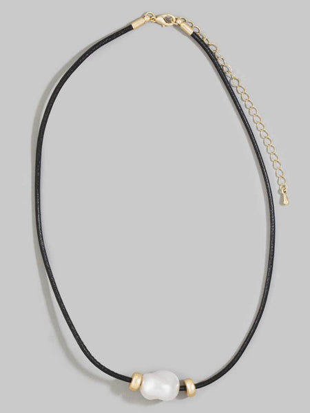 A Lady With Edge Necklace in Black