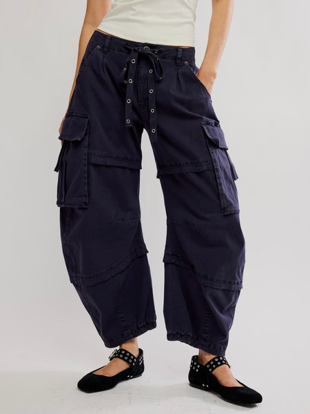Reef Curved Cargo Twill Pant in Black