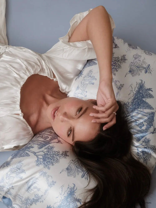 Bridgerton Standard Satin Pillowcase in Toile De Blue