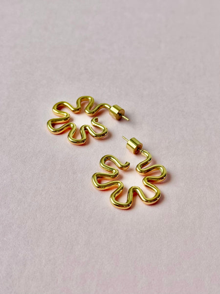 Sienna Wavy Flower Hoops