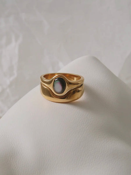 Alouette Stone Wave Ring in Black