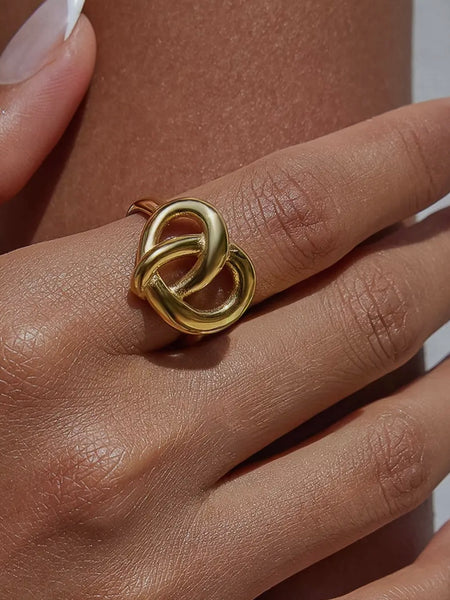 Bretzelle Knot Ring