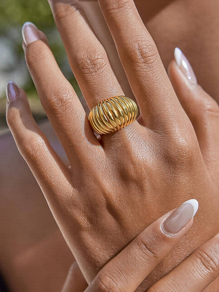Giverny Ribbed Dome Ring